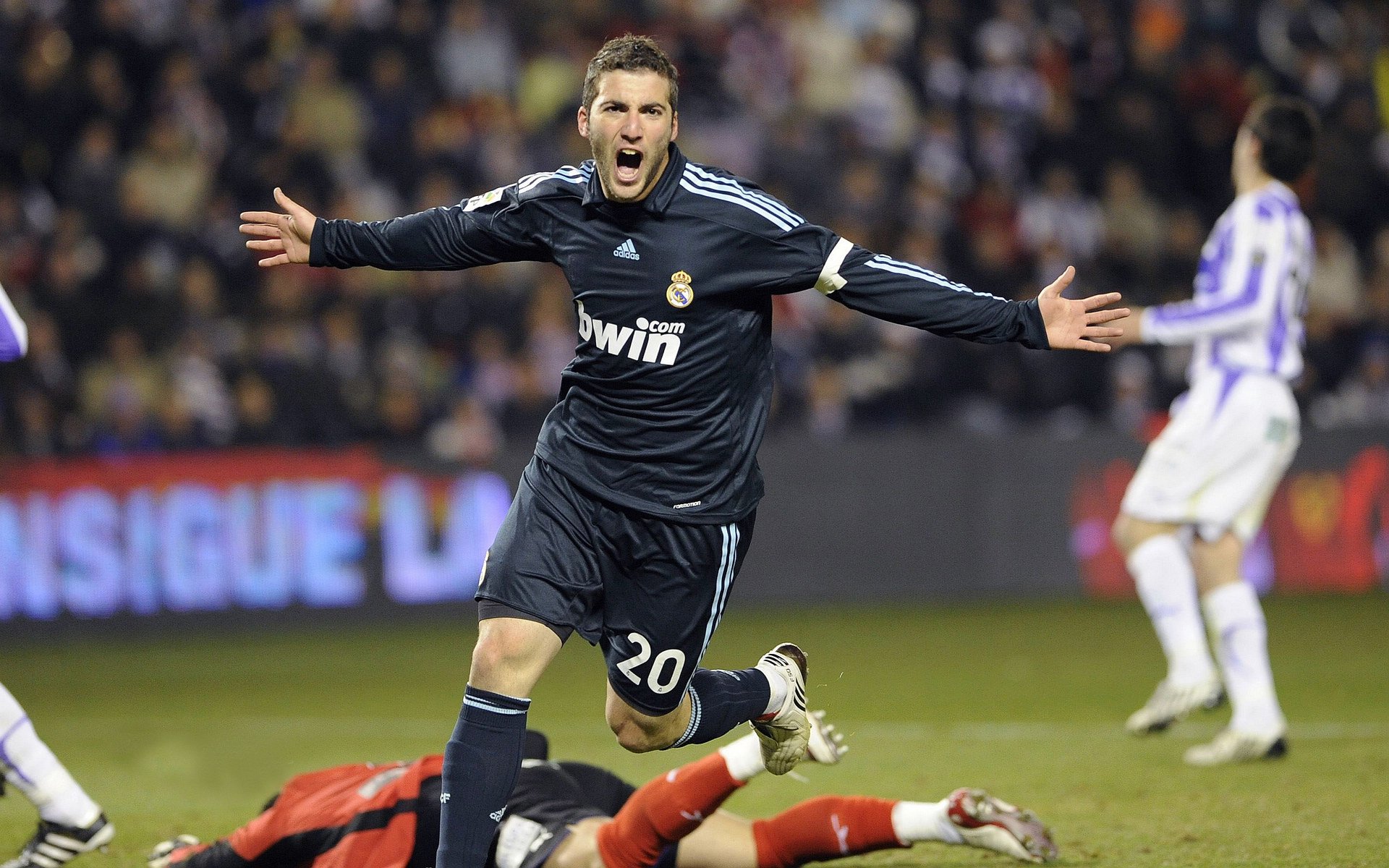 足球创意广告:品牌推广的创新案例分析,足球赛事广告