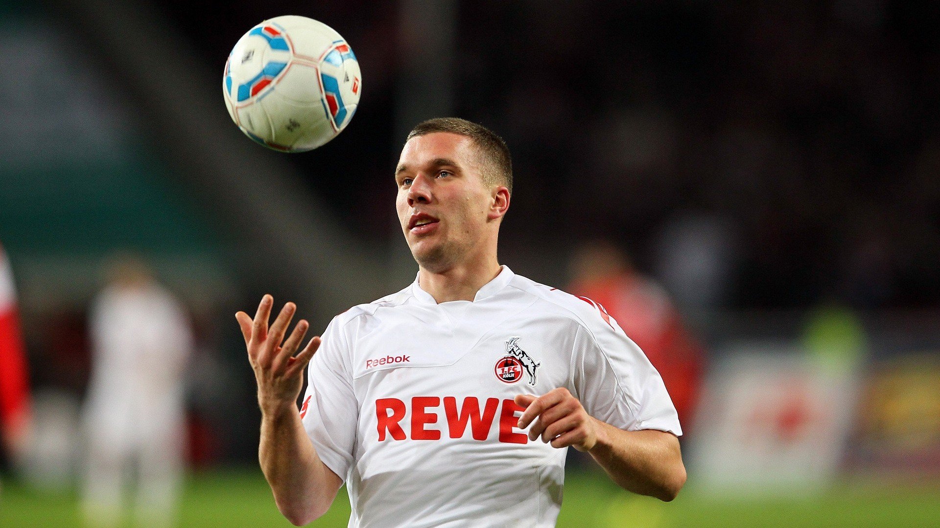 足球创意广告:品牌推广的创新案例分析,足球赛事广告