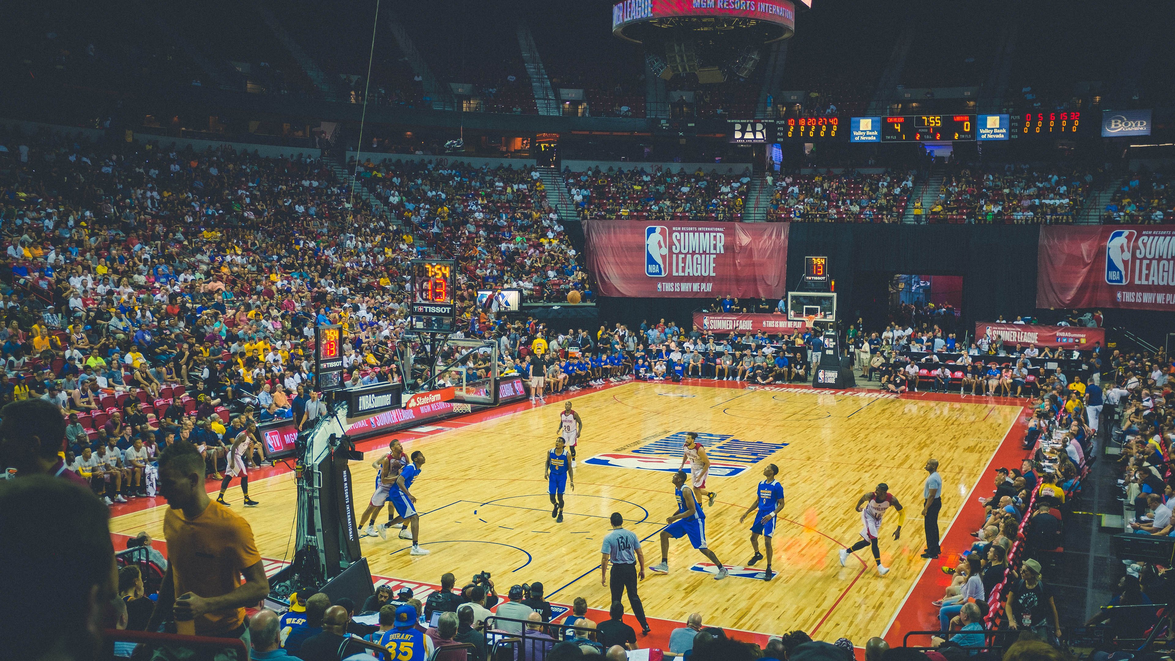 搏击擂台首次尝试女子双人对抗表演，女子搏击节目